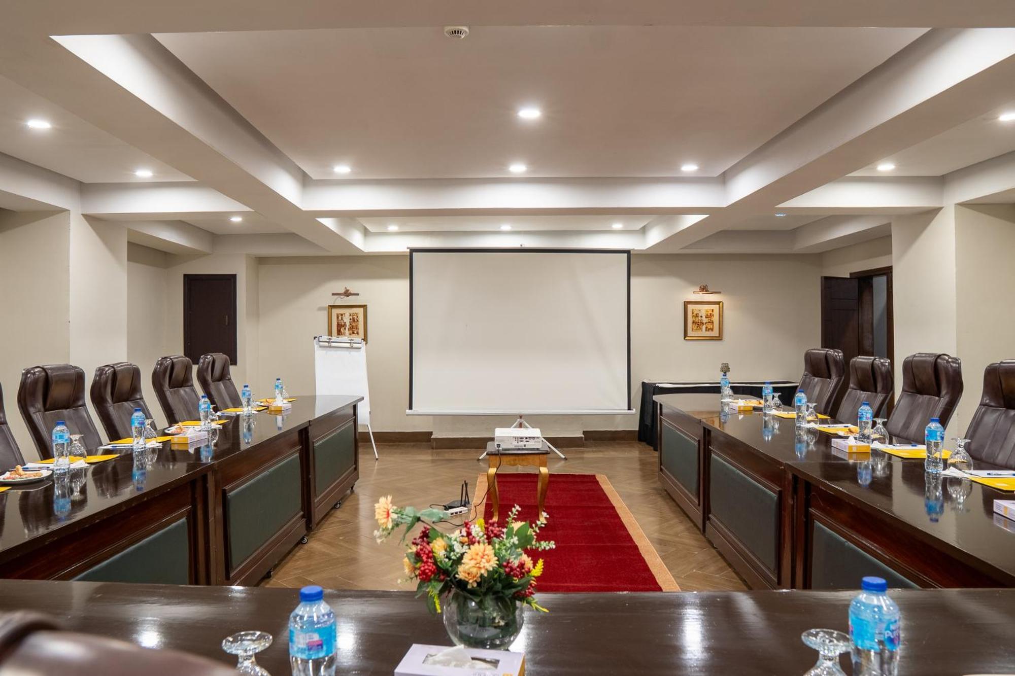 Legend Hotel Исламабад Екстериор снимка