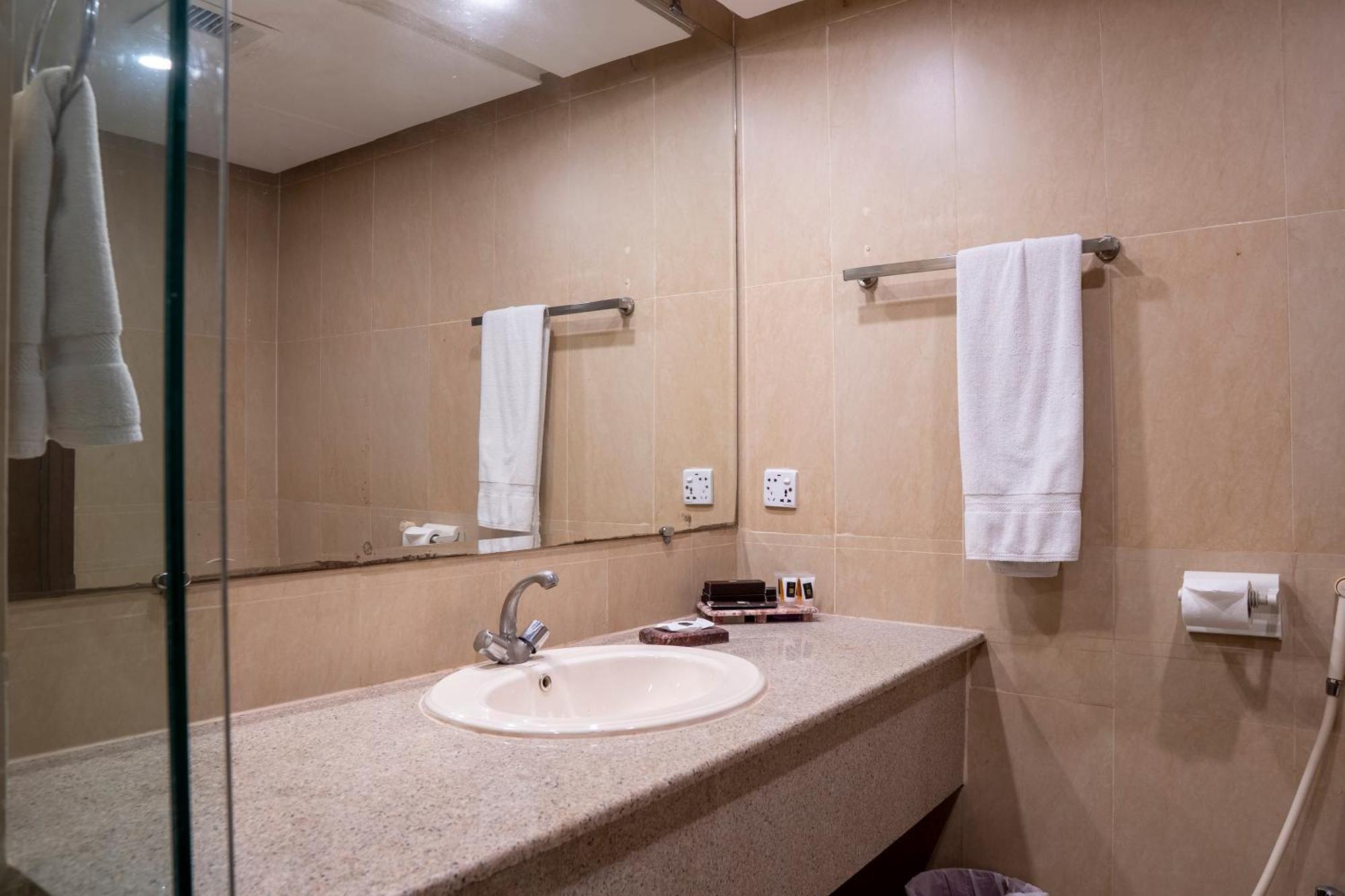 Legend Hotel Исламабад Екстериор снимка